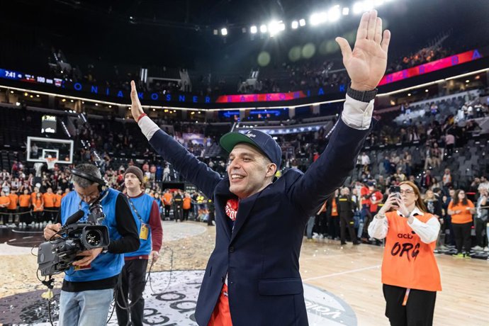 O treinador do Kosner Baskonia, Paolo Galbiati, comemora a Copa do Rei conquistada contra o Real Madrid em Valência.