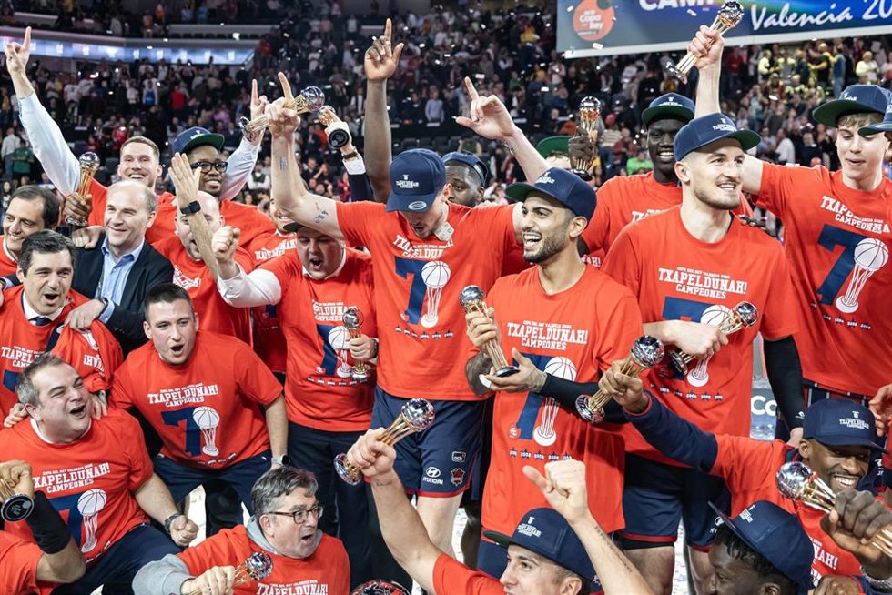 El Kosner Baskonia celebra su séptima Copa del Rey, ganada en el Roig Arena de Valencia al Real Madrid