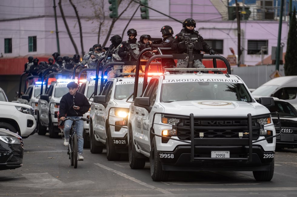 22 February 2026, Mexico, Mexico City: Members of the special forces of the National Guard and the Secretaria de Seguridad Ciudadana stand guard in front of the office of Mexico's Attorney General, where investigations are underway into the operation in 