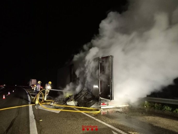 2 Carriles Cortados En La AP-7 Entre Torredembarra Y Altafulla (Tarragona) Por Incendio De Camión