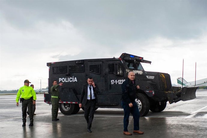 Archivo - Autoridades colombianas esperan en la base aérea de Bogotá, la llegada de los implicados en el asesinato del fiscal paraguayo Marcelo Pecci en 2022