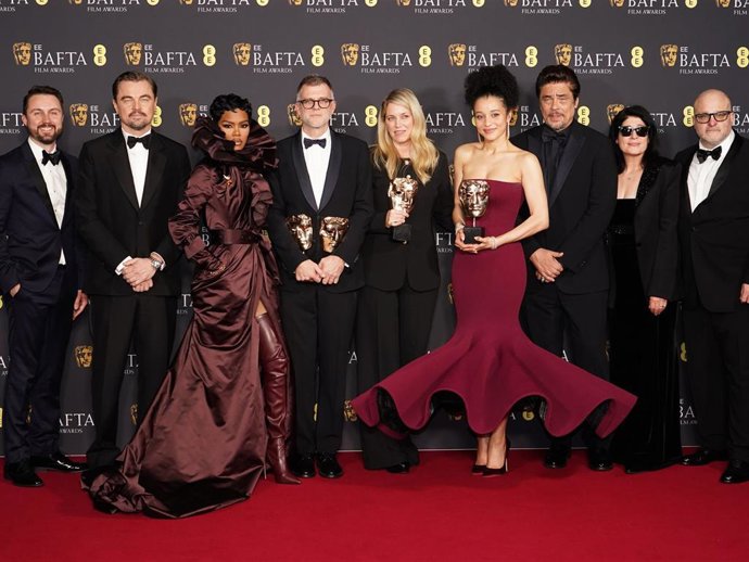 Andy Jurgensen,  Leonardo DiCaprio,Teyana Taylor,  Paul Thomas Anderson,  Sara Murphy, Chase Infiniti, Benicio del Toro, Cassandra Kulukundis, and Michael Bauman pose with the BAFTA awards for 'One Battle After Another'