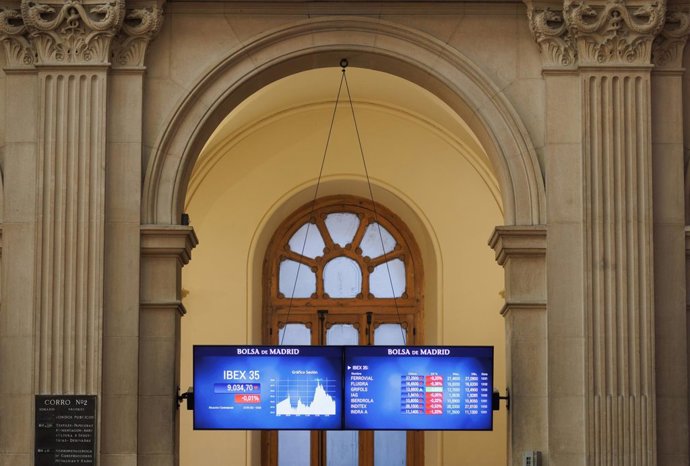 Archivo - Un panel del Ibex 35 en el Palacio de la Bolsa.