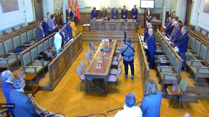 Minuto de silencio en el Pleno del AYuntamiento de Valladolid este lunes.