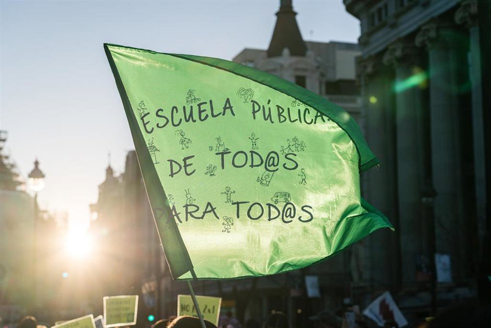 Archivo - Varias personas marchan hacia la Consejería de Educación en una manifestación por la educación pública, a 25 de marzo de 2023, en Madrid (España). Asamblea Marea Verde Madrid ha convocado esta protesta para defender la Escuela Pública y exigen