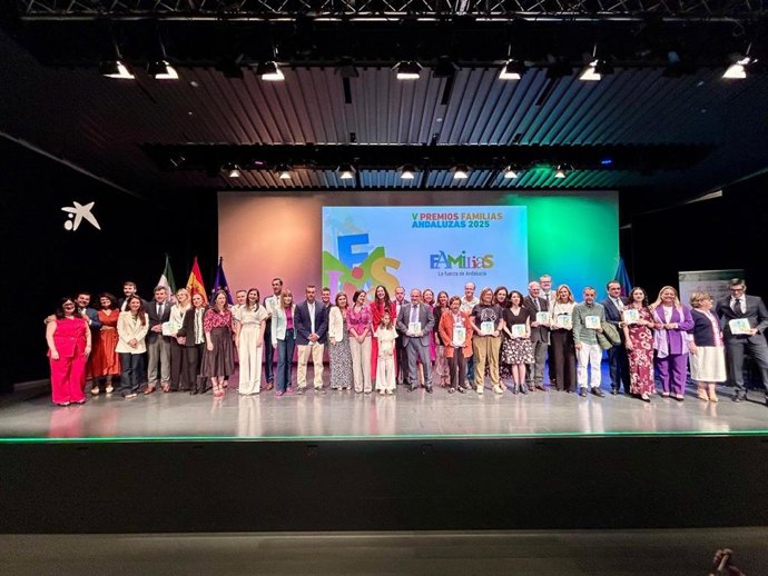 Foto de familia de anterior entrega de los Premios Familias Andaluzas de la Consejería de Inclusión Social.