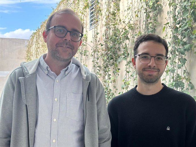 Los investigadores malagueños David Luque y Pablo Martínez participan en una investigación que explica por qué la prisa "desnuda" hábitos y hace repetir los mismos errores