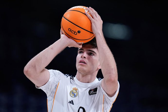 Archivo - Hugo Gonzalez Pena of Real Madrid warms up during the Spanish League, Final second leg of Liga ACB Endesa, basketball match played between Real Madrid and Valencia Basket at Movistar Arena on June 22, 2025, in Madrid, Spain.