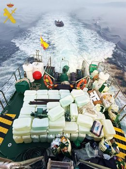 Archivo - Una de las intervenciones de la Guardia Civil contra el 'petaqueo' en la provincia de Almería.