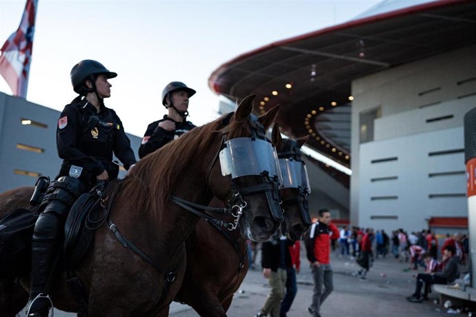Archivo - Varios agentes de Policía a caballo controlan los exteriores del Cívitas Metropolitano, a 10 de abril de 2024, en Madrid (España). Aficionados del equipo alemán, Borussia Dortmund, han salido a las calles de Madrid para la previa antes del parti