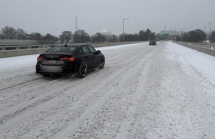 25 January 2026, US, Washington: Only a few cars drive along the completely snow-covered Highway 395 as a severe winter storm sweeps across large parts of the US, bringing freezing temperatures, snow, and ice. Photo: Anna Ringle/dpa