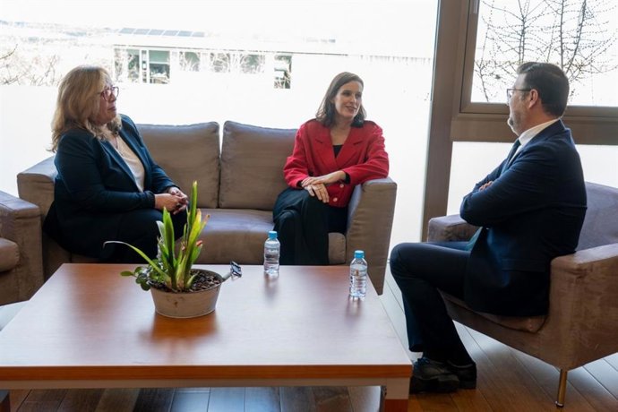 El consejero de Educación, Cultura y Deportes, Amador Pastor y la viceconsejera de Cultura y Deportes, Carmen Teresa Olmedo, mantienen una reunión con la directora de este festival, Irene Pardo.