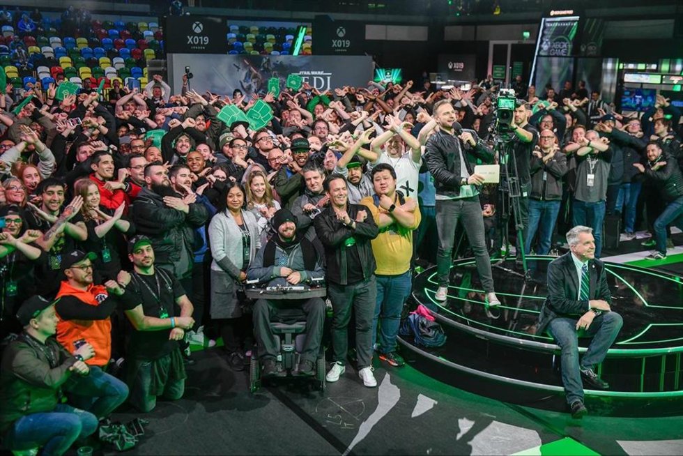El CEO de Xbox, Phil Spencer, con el equipo de Xbox.