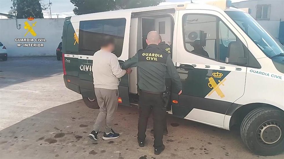 Detenido un vecino de Murcia tras encontrar cocaína en el maletero de su coche en San Isidro