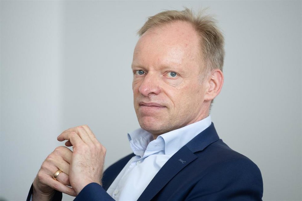 Archivo - FILED - 22 June 2022, Saxony, Dresden: Clemens Fuest, President of the Ifo Institute, sits in his seat during a press conference at the Ifo Dresden branch. The mood in the German economy worsened for the third month in a row in August, reachin