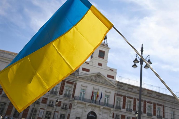 Archivo - Una bandera ucraniana durante una manifestación con motivo del Día de la Independencia de Ucrania, en la Puerta del Sol, a 24 de agosto de 2025, en Madrid (España).