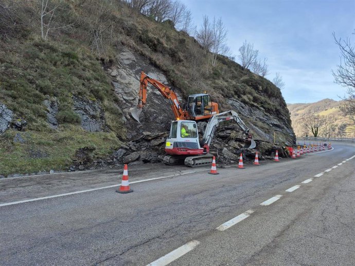 Trabajos de limpieza en la N-630, en el Puerto de Pajares, tras un argayo.