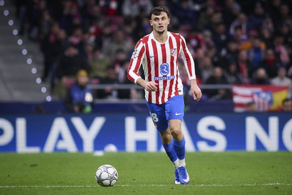 El defensa español del Atlético de Madrid Marc Pubill controla el balón.