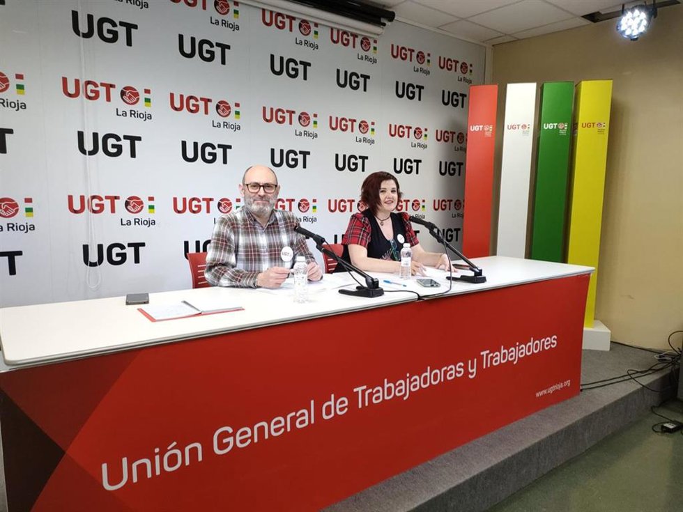 La secretaria del sector de la Administración General del Estado de UGT Servicios Públicos, Susana Gorrindo, y el delegado por el sindicato y trabajador de la Oficina de Extranjería, Donato Villoria, en comparecencia de prensa