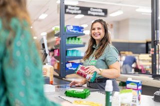 Archivo - Una trabajadora de Mercadona