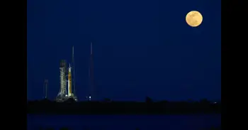 La NASA retrasa el regreso del ser humano a la Luna por un problema técnico: El cohete y la nave volverán al hangar