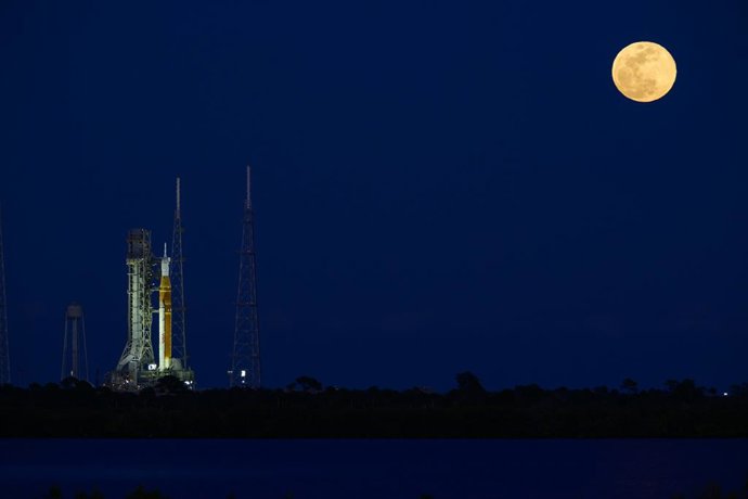 01 February 2026, US, Merritt Island: NASA's Space Launch System (SLS) rocket, with the Orion capsule atop, is seen on Launch Complex 39B, as the moon rises behind the rocket. A wet dress rehearsal is scheduled. A confirmed launch date will be decided bas