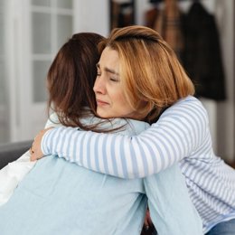 Archivo - Recurso de unas mujeres abrazándose