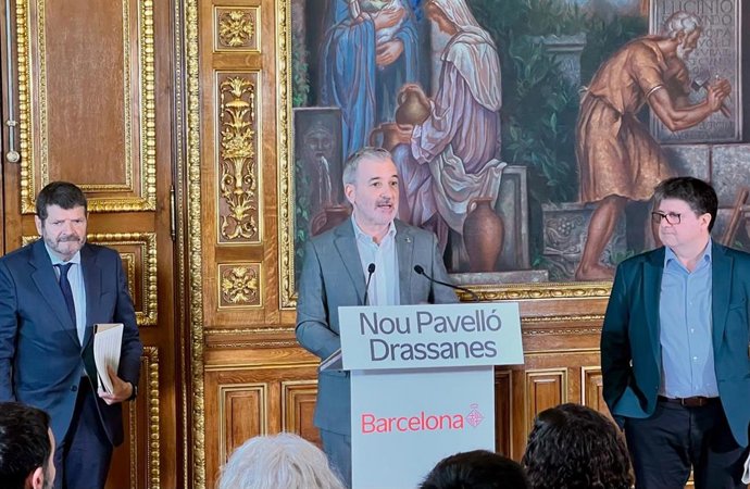 El alcalde de Barcelona, Jaume Collboni, junto al concejal de Ciutat Vella, Albert Batlle, y el comisionado del Pacte per Ciutat Vella, Ivan Pera