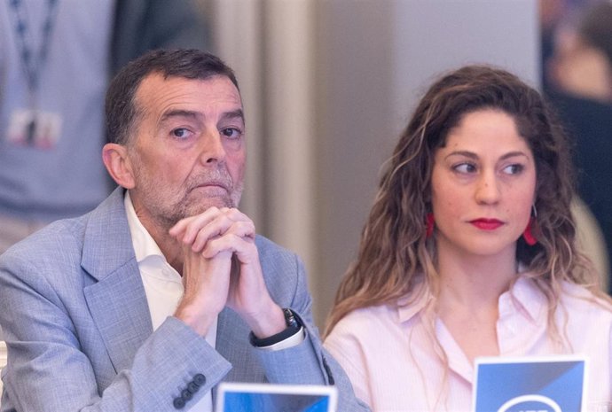 El coordinador general de Izquierda Unida, Antonio Maíllo, y la líder de Movimiento Sumar, Lara Hernández,  durante un desayuno informativo de Nueva Economía Fórum, en el Hotel Mandarin Oriental Ritz, a 23 de febrero de 2026, en Madrid (España).