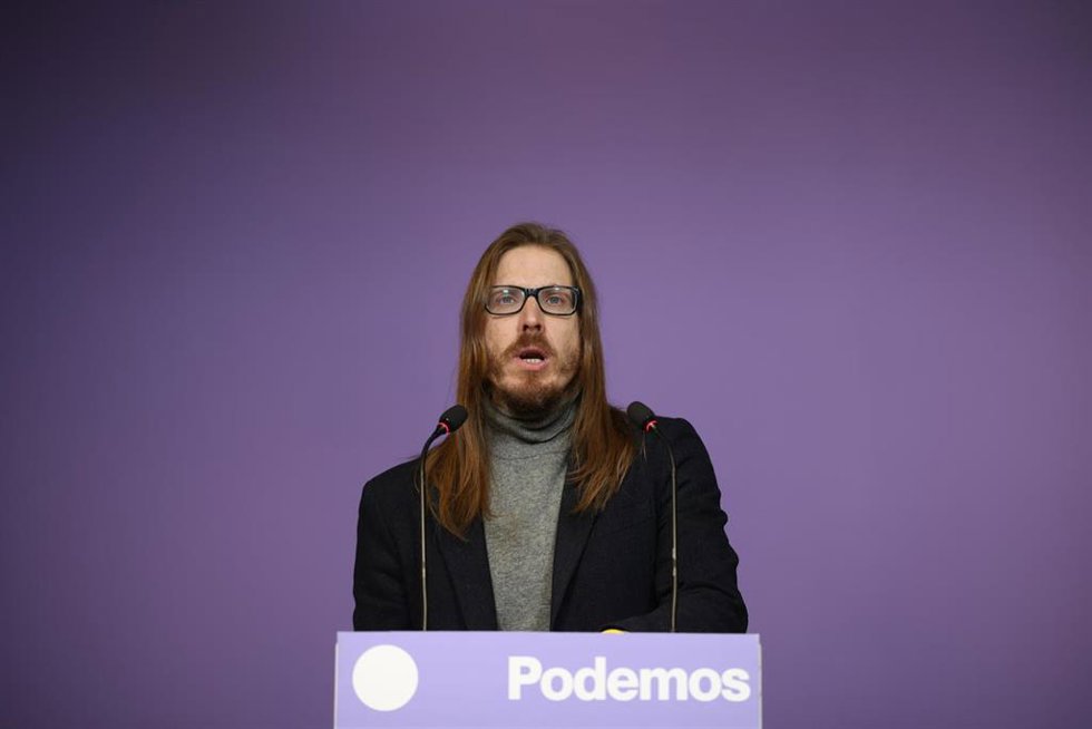 El secretario de organización y portavoz de Podemos, Pablo Fernández, ofrece una rueda de prensa en la sede de Podemos, a 9 de febrero de 2026, en Madrid (España).