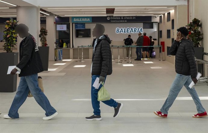 Jóvenes sudaneses a su salida del Centro Temporal de Inmigrantes (CETI) de Ceuta, a 19 de febrero de 2026, en Ceuta (España). 