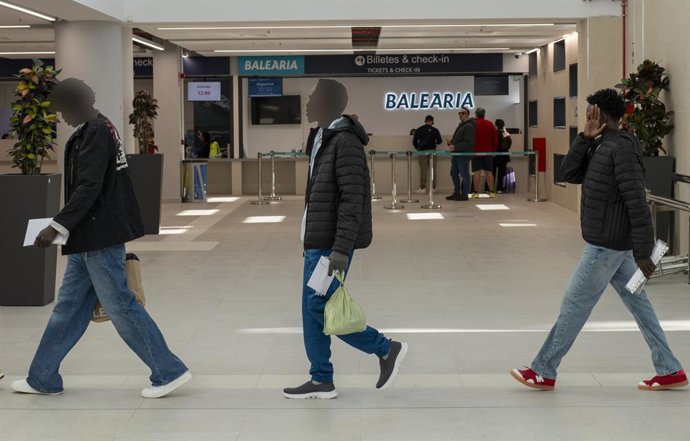 Jóvenes sudaneses a su salida del Centro Temporal de Inmigrantes (CETI) de Ceuta, a 19 de febrero de 2026, en Ceuta (España). Cincuenta y tres jóvenes sudaneses han salido este martes del Centro de Estancia Temporal de Inmigrantes (CETI) de Ceuta para emb