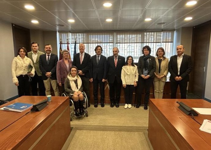 El director de Cáritas Región de Murcia, Jesús Martínez-Pujalte, con los miembros de la Comisión Especial de Estudio sobre Infancia y Adolescencia de la Asamblea Regional