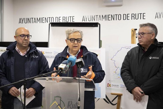 El presidente de la Diputación de Córdoba, Salvador Fuentes, entre los alcaldes de Rute, David Ruiz (izda.), y de Iznájar, Lope Ruiz, en una imagen de archivo.