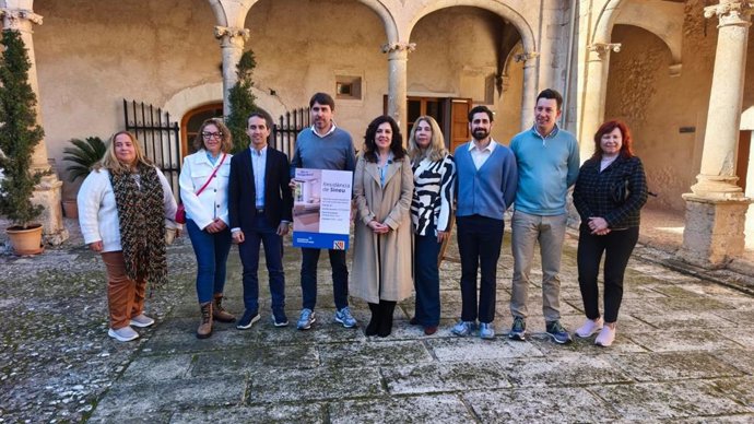 La consellera de Familias, Sandra Fernández, durante la presentación de la residencia de Sineu acompañada por el resto de autoridades
