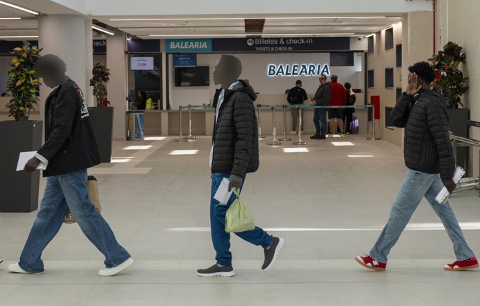 Jóvenes sudaneses a su salida del Centro Temporal de Inmigrantes (CETI) de Ceuta, a 19 de febrero de 2026, en Ceuta (España). Cincuenta y tres jóvenes sudaneses han salido este martes del Centro de Estancia Temporal de Inmigrantes (CETI) de Ceuta para emb