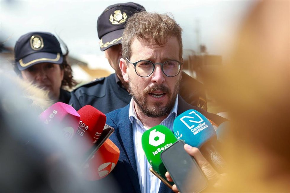Archivo - El subdelegado del gobierno Francisco Toscano atiende a los medios de comunicación en el lugar del derrumbe de una nave agrícola en la cual tres trabajadores han perdido la vida, a 4 de abril de 2025 en Sevilla (Andalucía, España). 