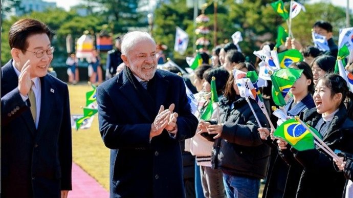 El presidente de Corea del Sur, Lee Jae Myung, y su homólogo de Brasil, Luiz Inacio Lula da Silva, en el viaje oficial a Seúl.