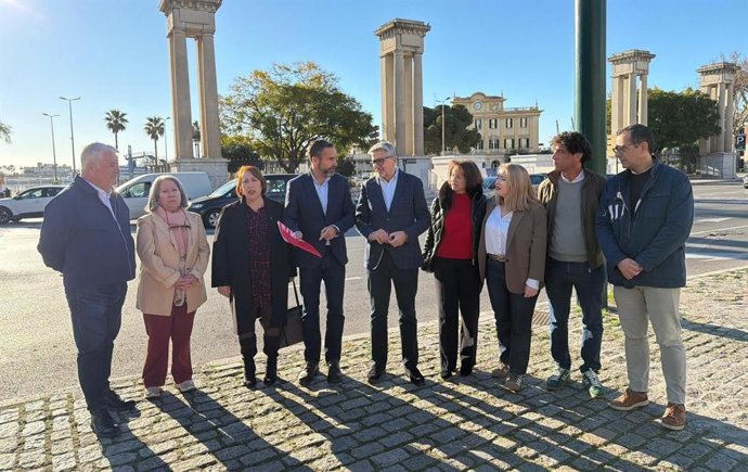 El secretario general del PSOE de Málaga y parlamentario andaluz, Josele Aguilar, y el portavoz socialista en el Ayuntamiento de la capital, Daniel Pérez, junto con ediles socialistas en la entrada del puerto