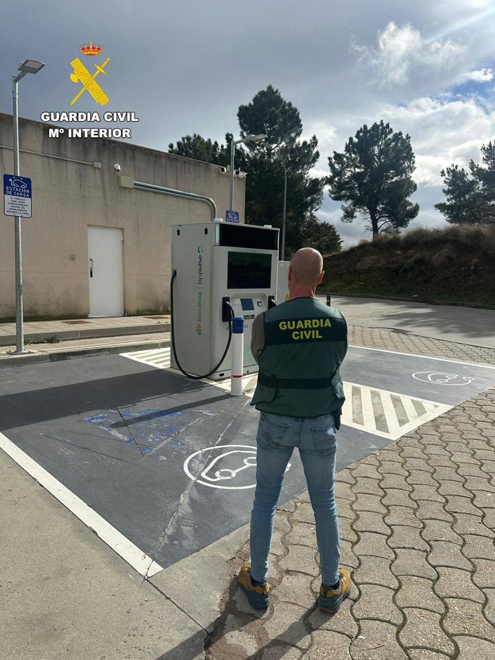 Un agente de la G. Civil en una de las electrolineras afectadas.