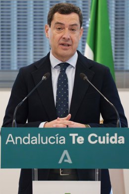 El presidente de la Junta de Andalucía, Juanma Moreno, en una atención a medios durante la inauguración de la ampliación del consultorio médico de Corrales, (Almonte, Huelva).