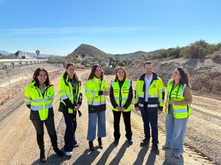 La consejera de Fomento, Articulación del Territorio y Vivienda de la Junta de Andalucía, Rocío Díaz,durante su visita a las obras en Albox (Almería).