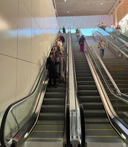 El conseller José Luis Mateo bajando las nuevas escaleras de la estación Intermodal de Palma