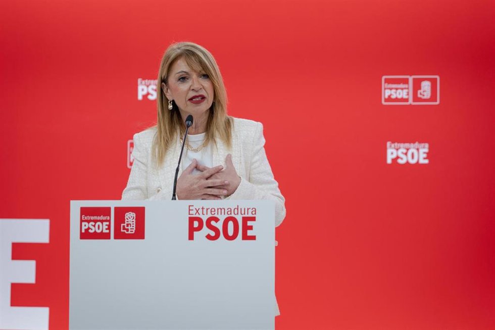 La portavoz del Grupo Parlamentario Socialista en la Asamblea, Piedad Álvarez, ofrece una rueda de prensa