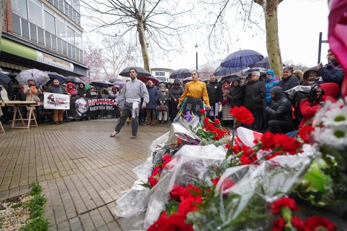Archivo - Dantzaris durante una manifestación en memoria de los cinco asesinados por la Policía en 1976
