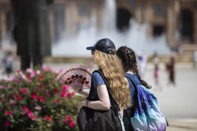 Archivo - Imagen de archivo de turistas con ropa veraniega debido a temperaturas suaves en la Plaza de España hispalense.