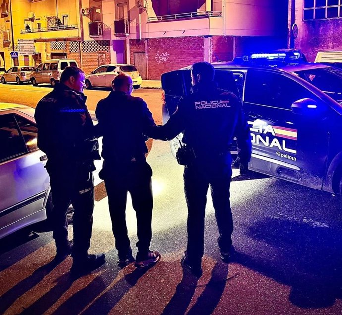 Imagen del detenido custodiado por dos agentes de la Policía Nacional.