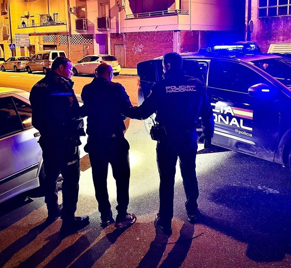 Imagen del detenido custodiado por dos agentes de la Policía Nacional.