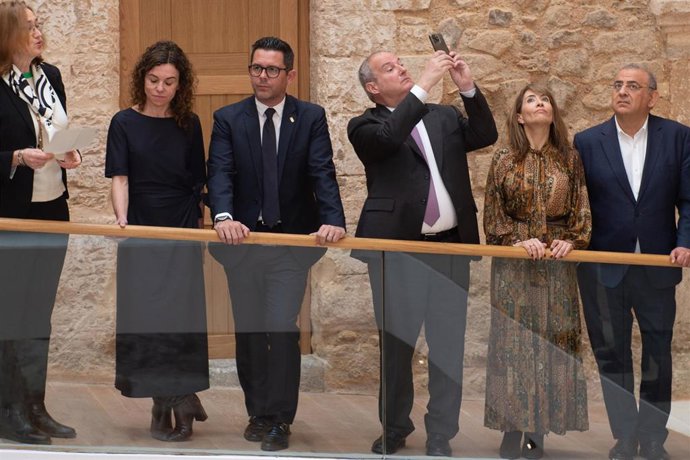 El ministro de Industria y Turismo, Jordi Hereu (3d), durante la inauguración del parador de Ibiza, a 23 de febrero de 2026, en Ibiza