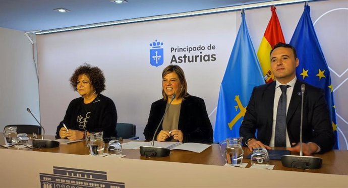 Los consejeros Marta del Arco, Gimena Llamedo y Guillermo Peláez, en rueda de prensa.